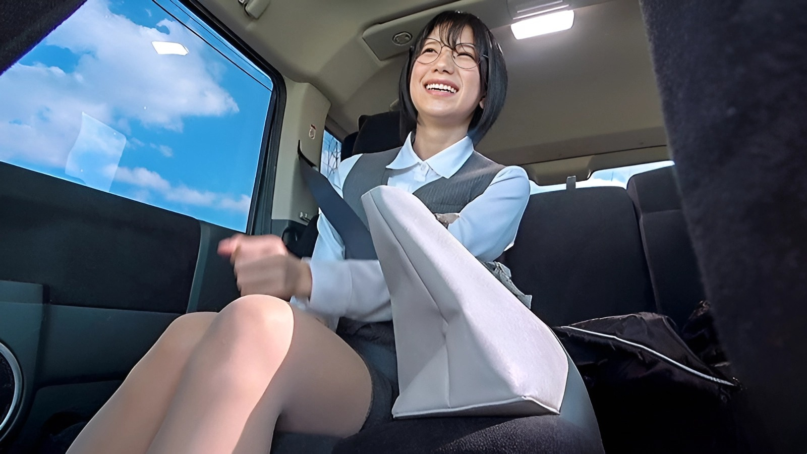 APAK-251 Violó a la secretaria en el coche.
